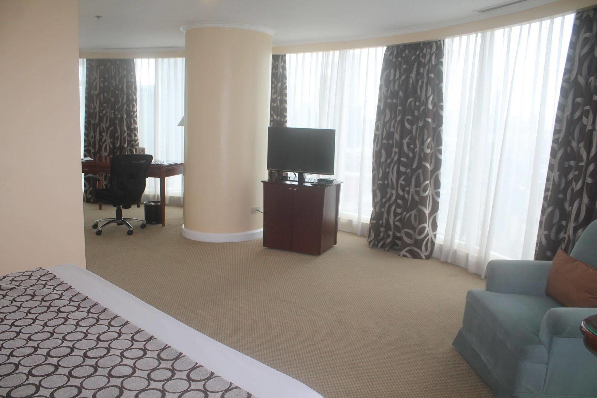 Oxford Suites Makati Μακάτι Εξωτερικό φωτογραφία