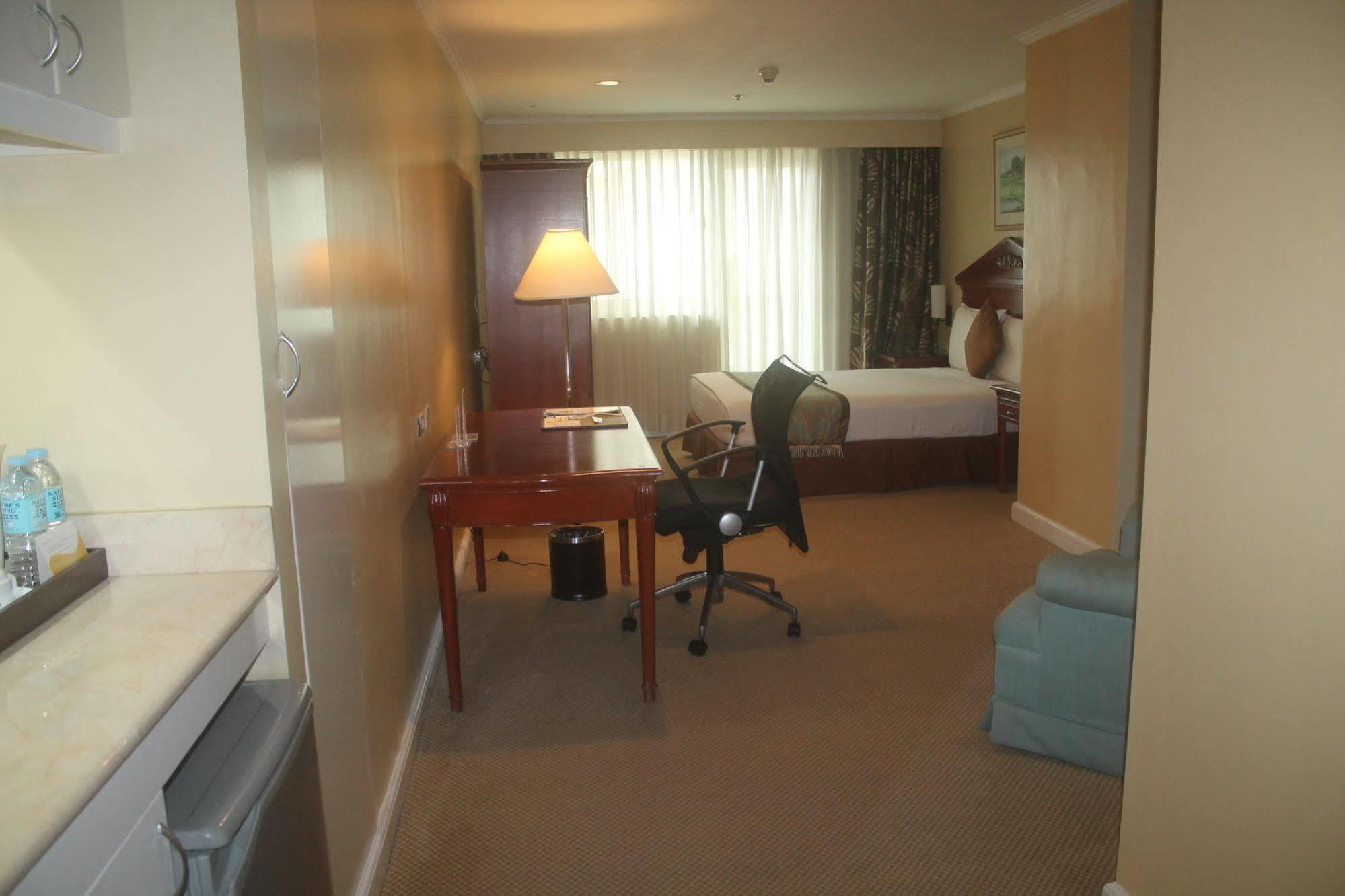 Oxford Suites Makati Μακάτι Εξωτερικό φωτογραφία